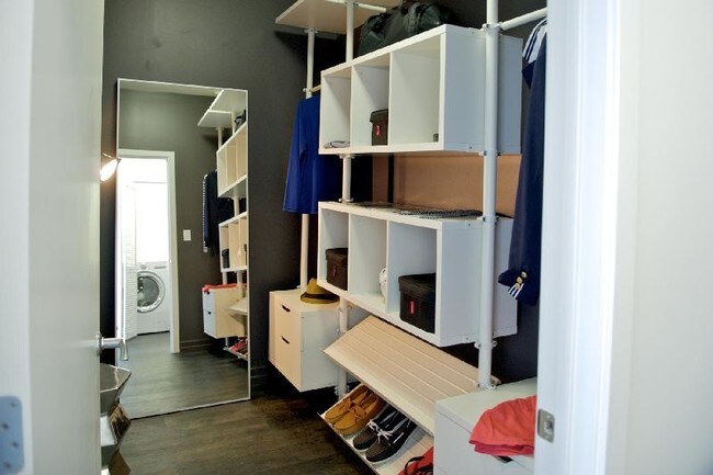 Foto del edificio - 2132 S Indiana Ave