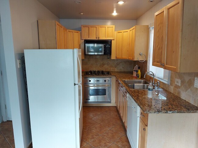 Building Photo - 573 Harvey Ave