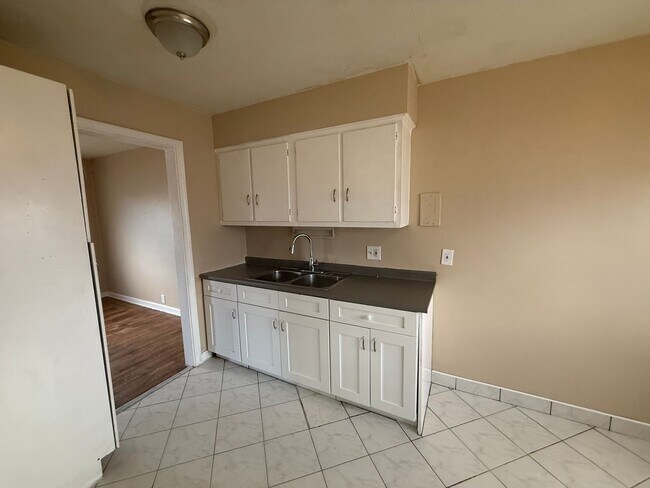 Foto del edificio - Euclid 4 Bed Single Water/Sewer included