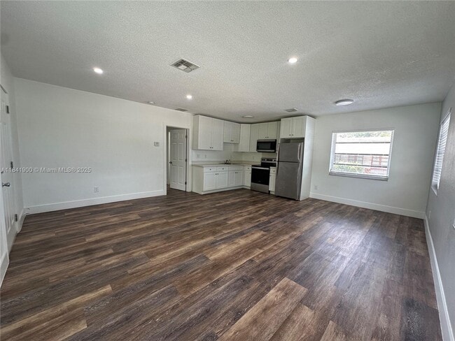 Building Photo - 3315 SW 15th Ave