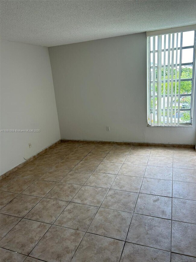 Foto del edificio - 8840 Fontainebleau Blvd