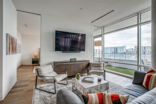 Foto del edificio - 2430 Victory Park Ln