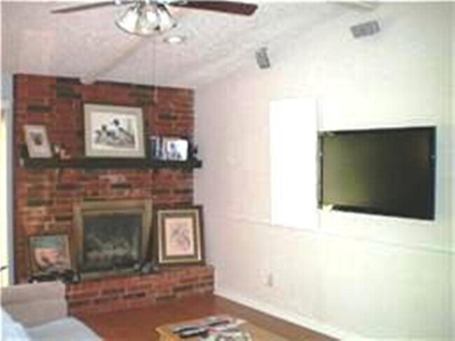 Building Photo - 507 Retama St