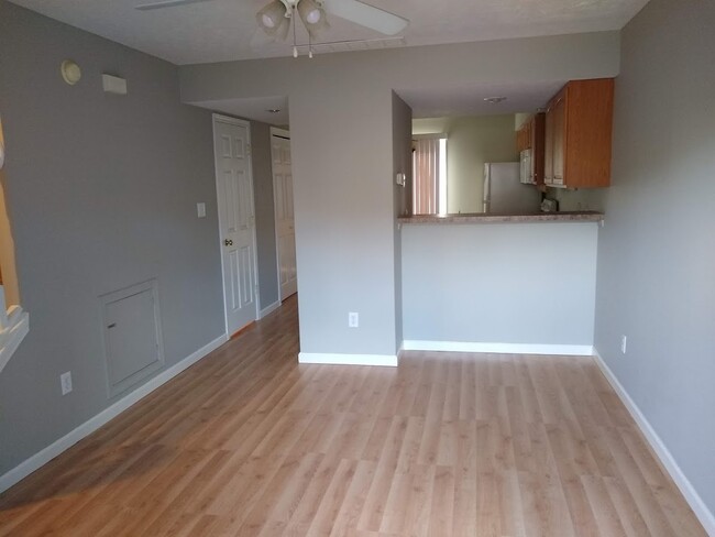 Building Photo - 2 bedroom Townhome: Oaklawn Park!