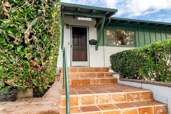 Building Photo - 5651 N Bryn Mawr St