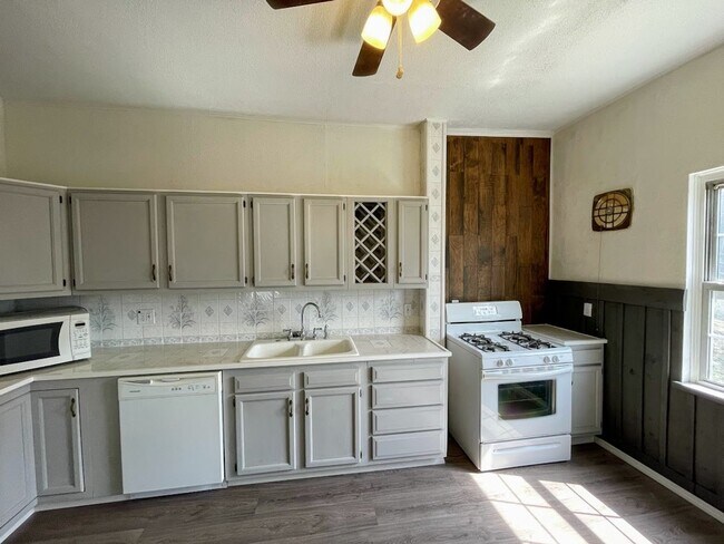 Foto del edificio - 4 bed 3 bath - Brighton Heights - HUGE house, large rooms, spacious kitchen