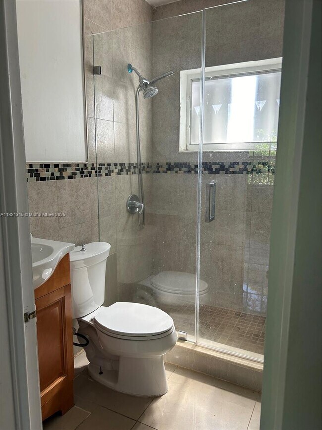 Foto del edificio - 1795 NE 175th St