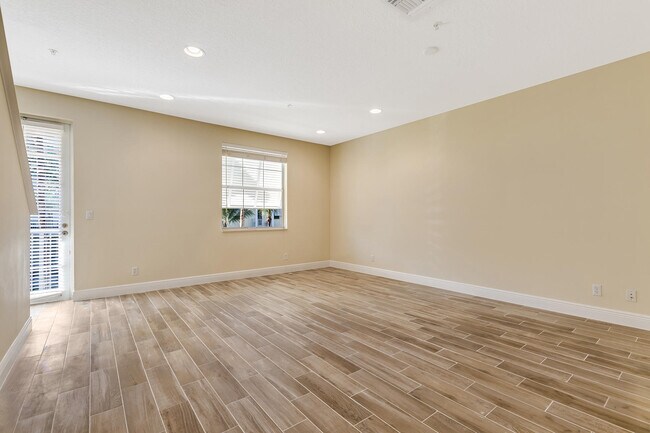 Foto del edificio - 1550 Limetree Bay Ave