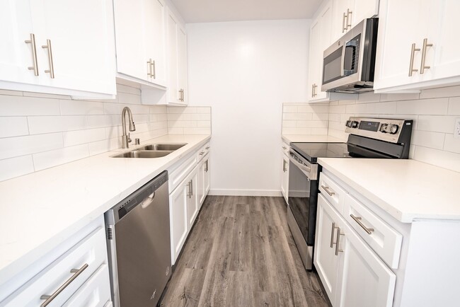 Interior Photo - 1635 North Martel Avenue