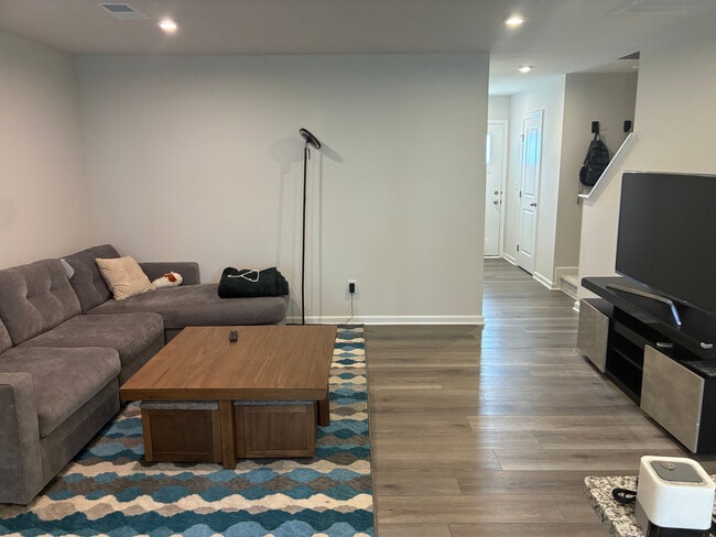 Foto del edificio - Room in Townhome on Tarik Ln