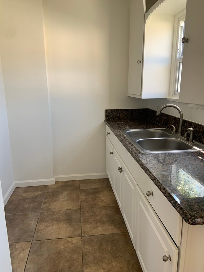 kitchen - 105 N Cedar Ave