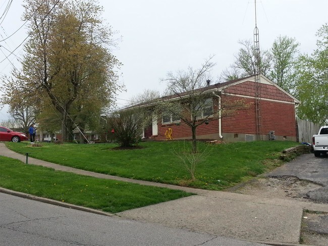Building Photo - 662 Edith Rd
