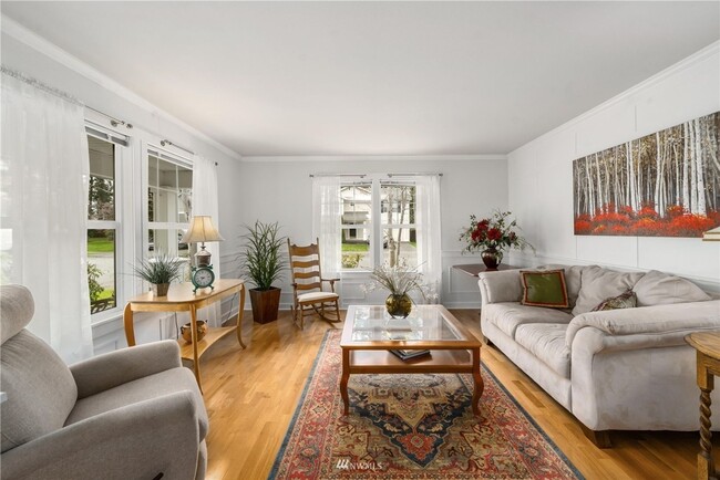 Building Photo - Spacious 5-Bedroom Home with Backyard Oasi...