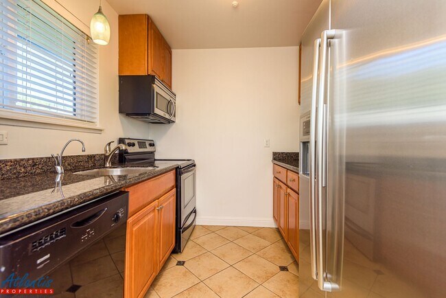Foto del edificio - Farm Hill Condo | Desirable Location