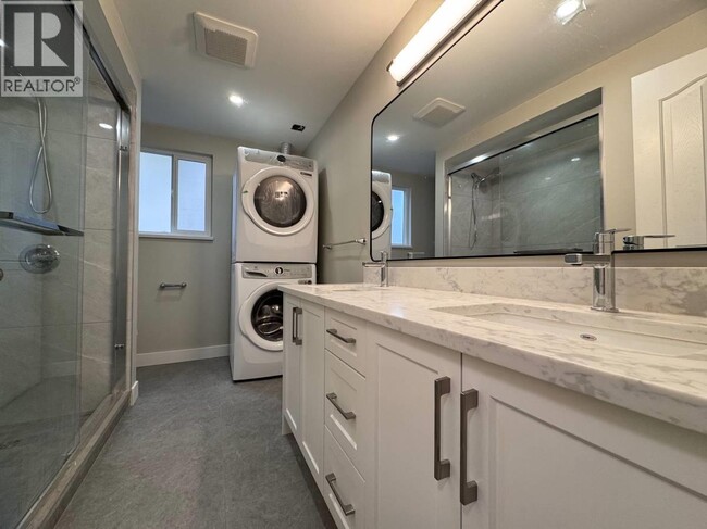 Building Photo - 6869 Gladstone St