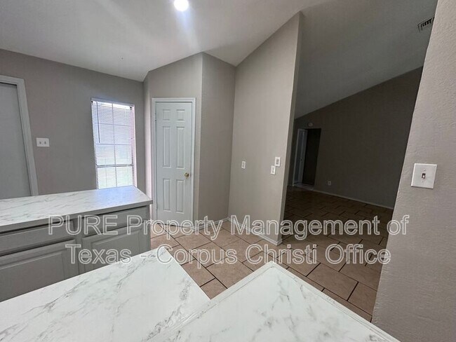 Foto del edificio - 2805 Summer Ridge Dr