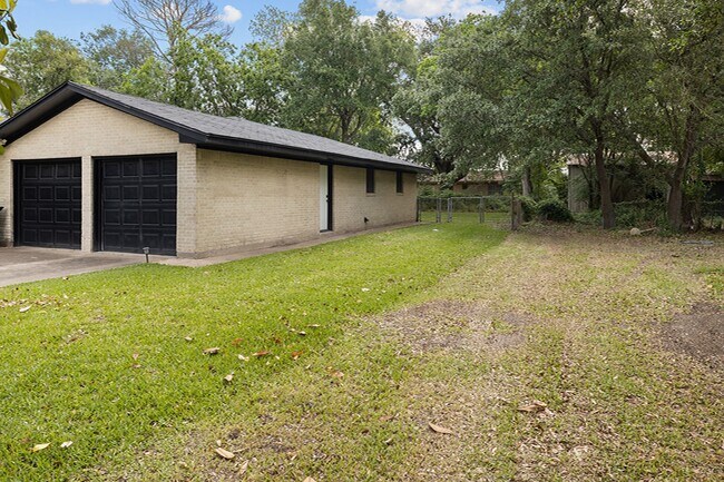 Building Photo - 1415 Palm Dr