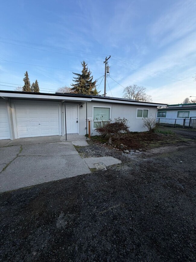 Building Photo - Newly Remodeled 2 Bedroom!