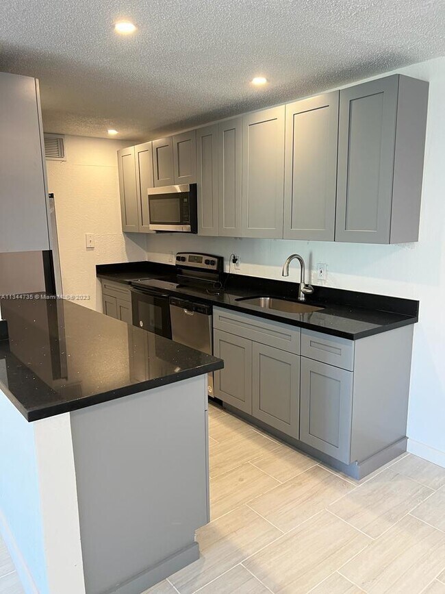 Foto del edificio - 11607 NW 29th St