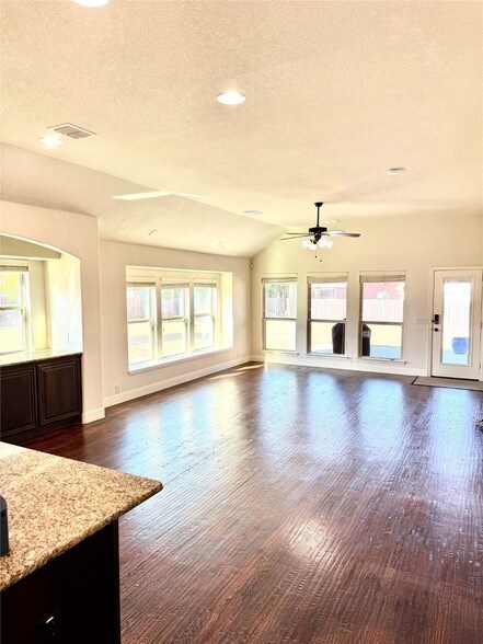 Foto del edificio - 8801 Cassidy Ln