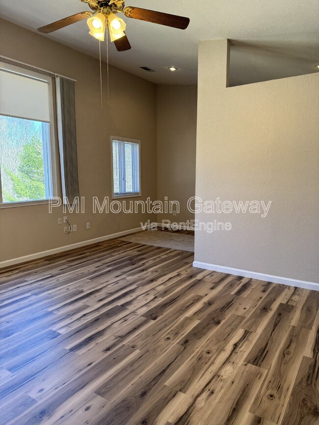 Building Photo - 131 Primrose Dr