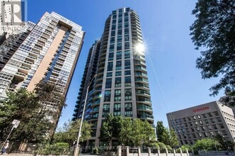 Building Photo - 300 Bloor St E