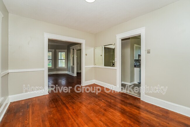 Foto del edificio - 10617 Bryant Ave