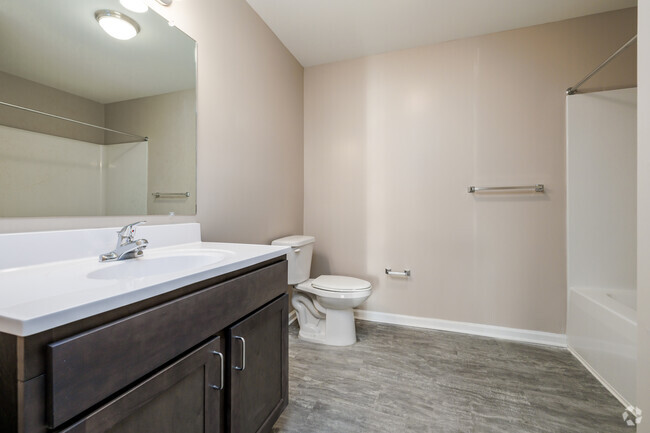 2BR, 1.5BA - 950SF - Primary Bathroom - Grande Oak