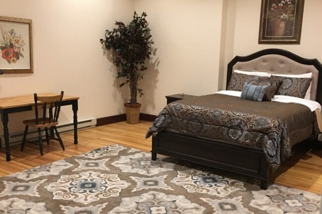Spacious bedroom - 13 S Broad St