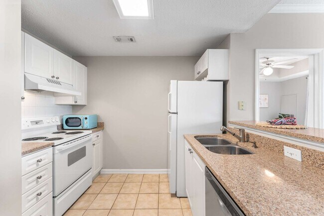 Foto del edificio - Beautiful One Bed One Bath Green Hills Condo