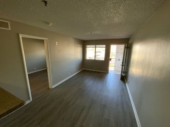 Building Photo - 1 BEDROOM 3RD FLOOR CONDO CLOSE TO UNLV/AIRPORT & LV STRIP!