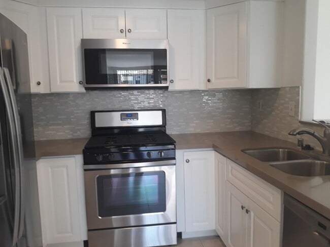 Building Photo - Vibrant 2 bedroom/2 bath condo in a great ...