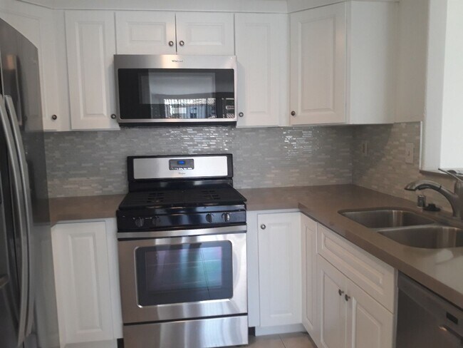 Foto del edificio - Vibrant 2 bedroom/2 bath condo in a great ...