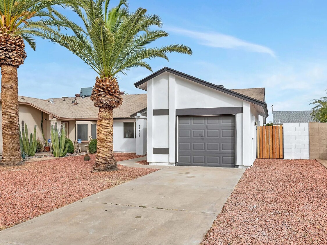 Primary Photo - 3026 W Ross Ave