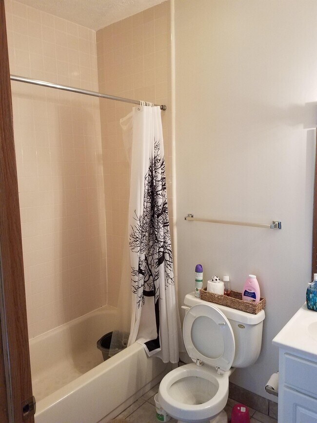 Building Photo - 135 S River Rd