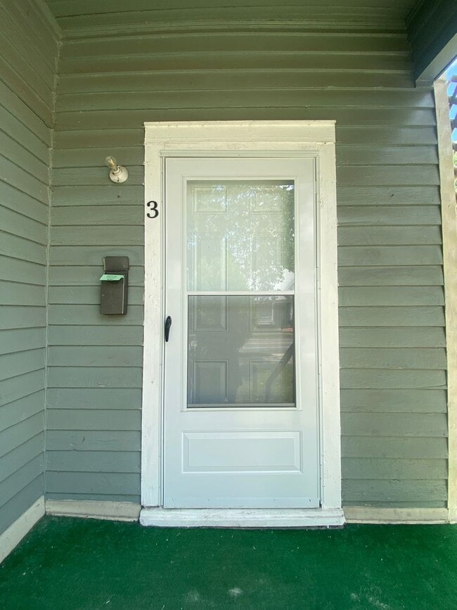 Building Photo - 405 River St