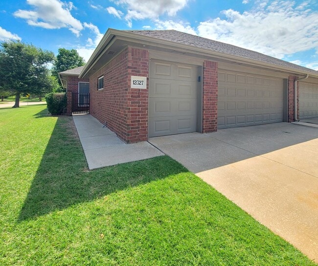 Building Photo - Neighborhood w/ all the Amenities