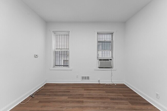 Foto del edificio - 296 Pearsall Ave