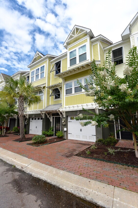 Foto principal - 5911 Steward St