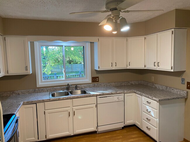 Newly remodeled Kitchen!! - 2418 Mound St
