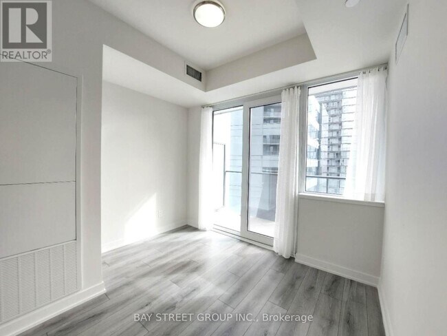 Photo du bâtiment - 15 Ellerslie Ave