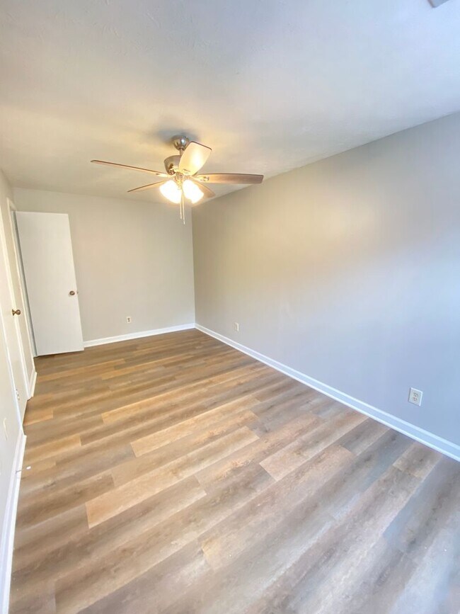 Foto del edificio - 2Bed/1Bath Townhome Available Now!