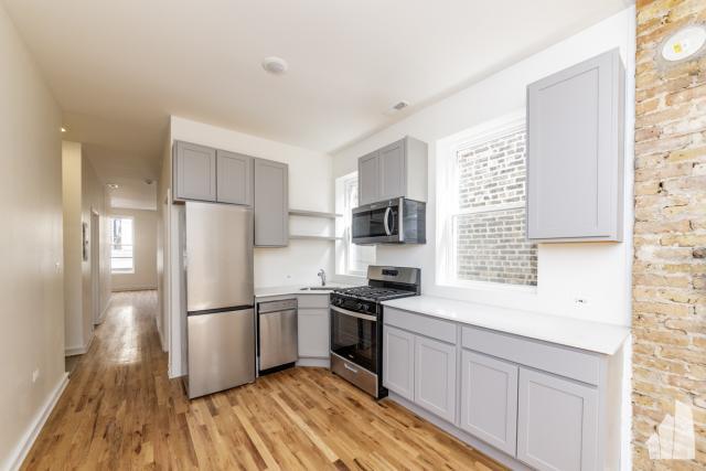 Foto principal - 3 bedroom in Chicago IL 60608