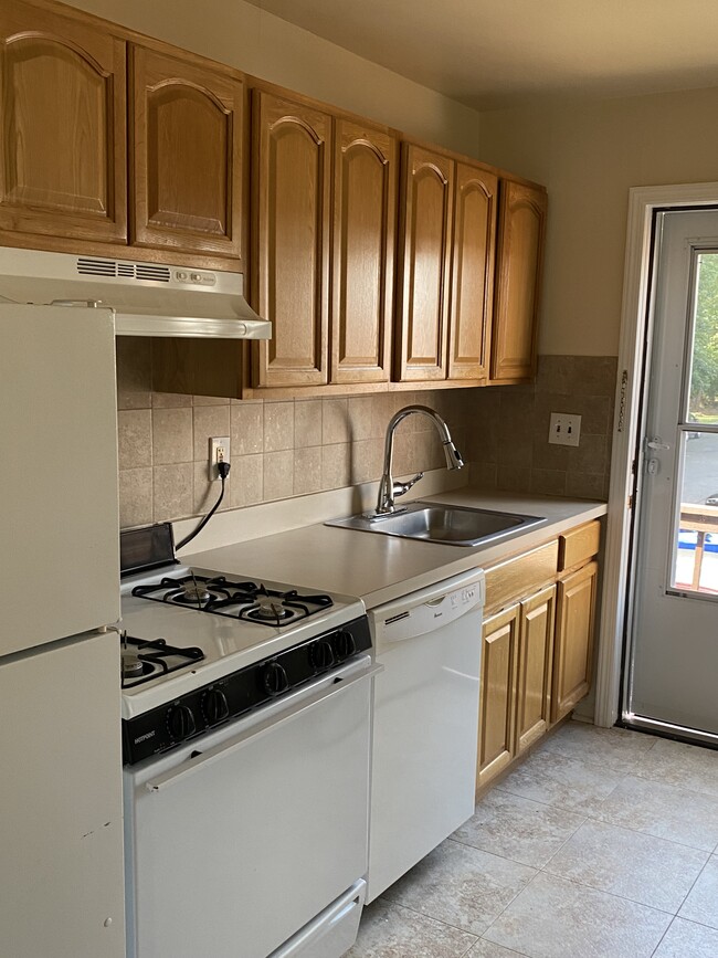 Kitchen - Old Post Road Apartments