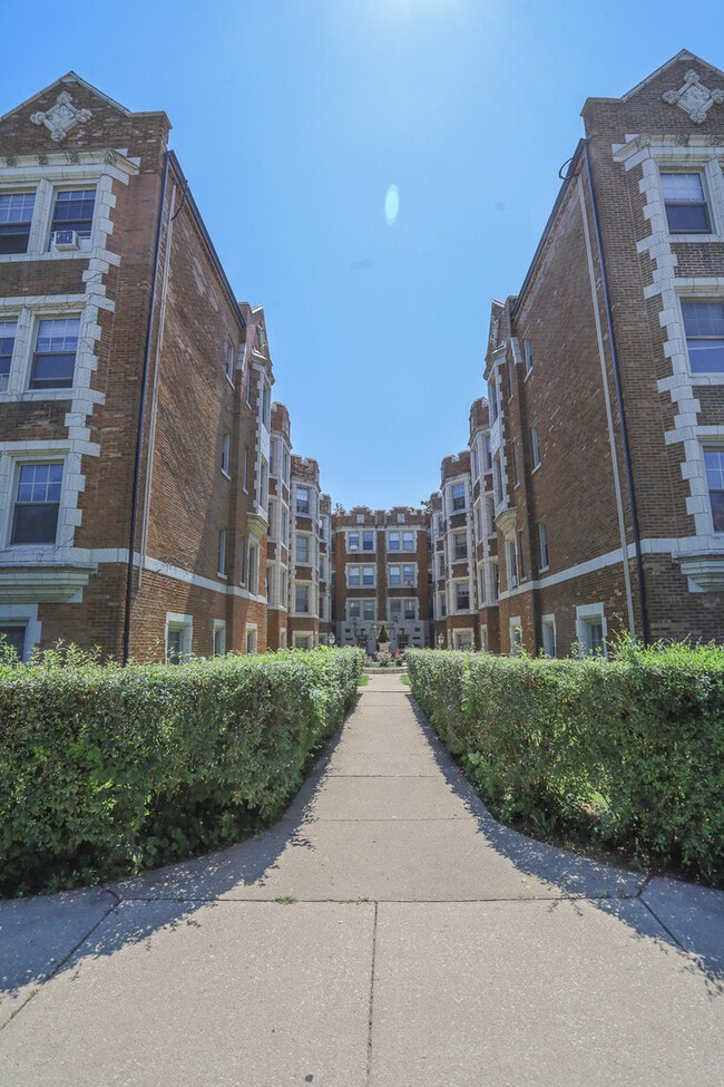 Building Photo - 1039 W North Shore Ave