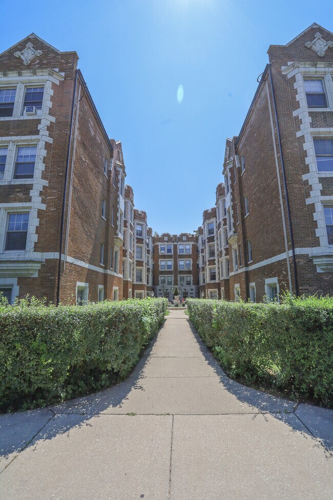 Building Photo - 1047 W North Shore Ave
