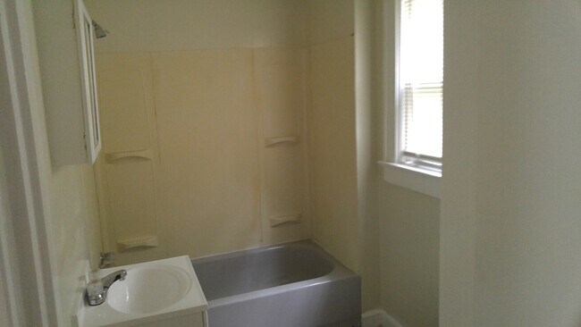 Foto del edificio - 4 Bedroom 2 Bathroom $1500.00