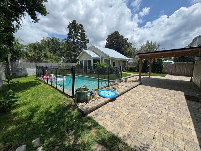 Building Photo - Pensacola - East Hill / Downtown - 4 bedro...