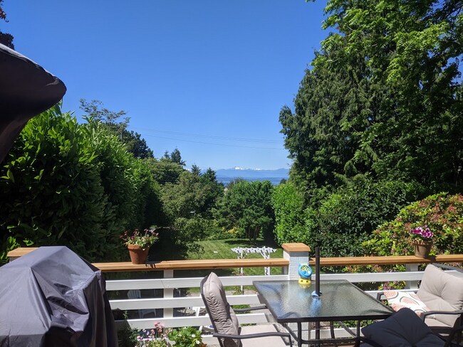 Building Photo - Incredible Views in West Seattle's Coveted...