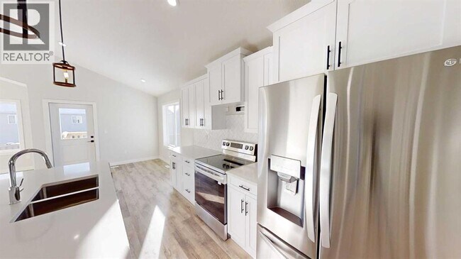 Building Photo - 9513-9114 114 Ave